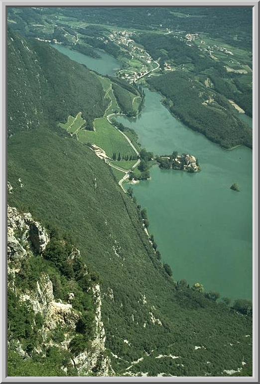 Blick vom Gipfel des Monte Garsole auf den Lago Toblino und das Kastel Toblino