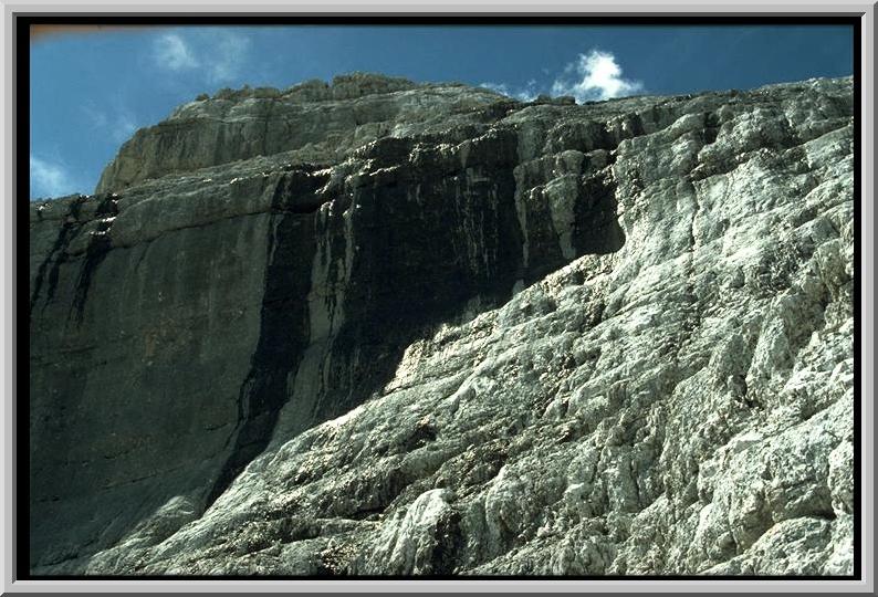 Rechts dieser Felswand führt ein steiler Wanderweg nach oben.