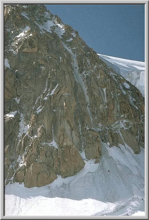 Bergsteiger beim Aufstieg in der Nord-Ost-Wand des Mont Blanc du Tacul
