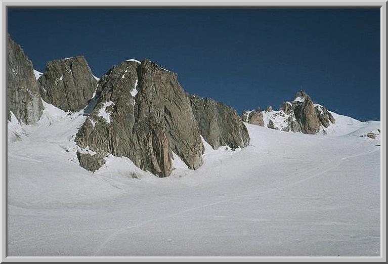 Nord-Ost Wände des Mont Blanc du Tacul, im Hintergrund Aiguille du Midi